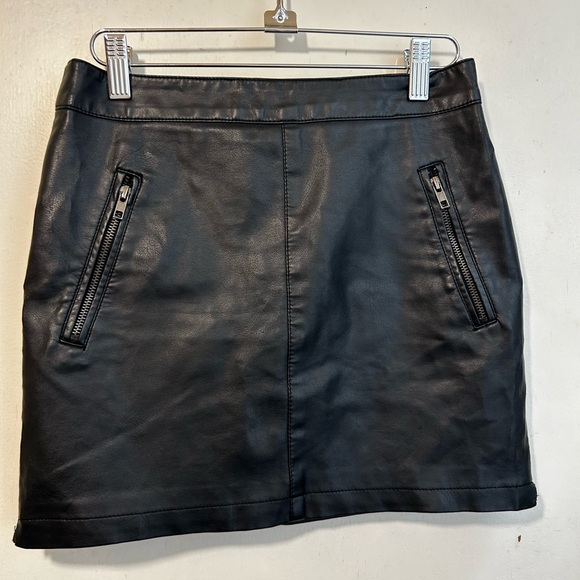 Atmosphere Women’s black vegan leather mini skirt, front zip pockets. Size 6 - Picture 2 of 10